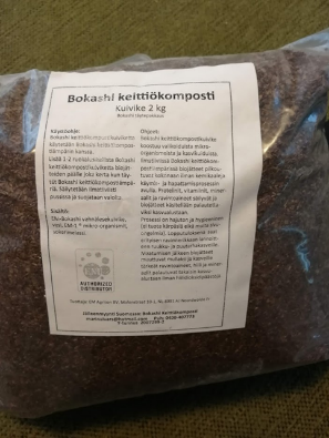 Bokashi-rouhetta laitetaan biojätteen päälle.